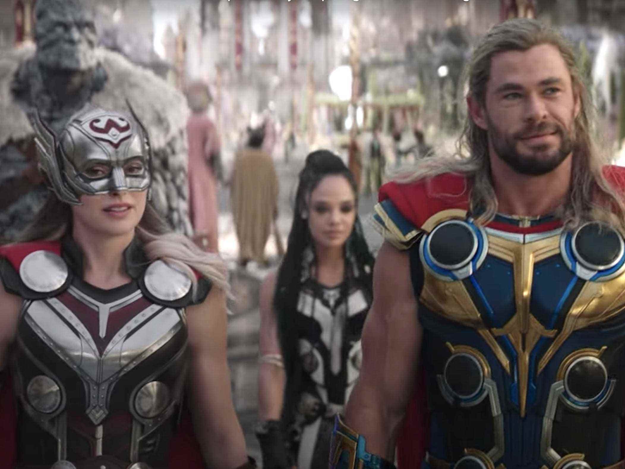 Natalie Portman als Mighty Thor und Chris Hemsworth als Thor in „Thor: Love and Thunder“.