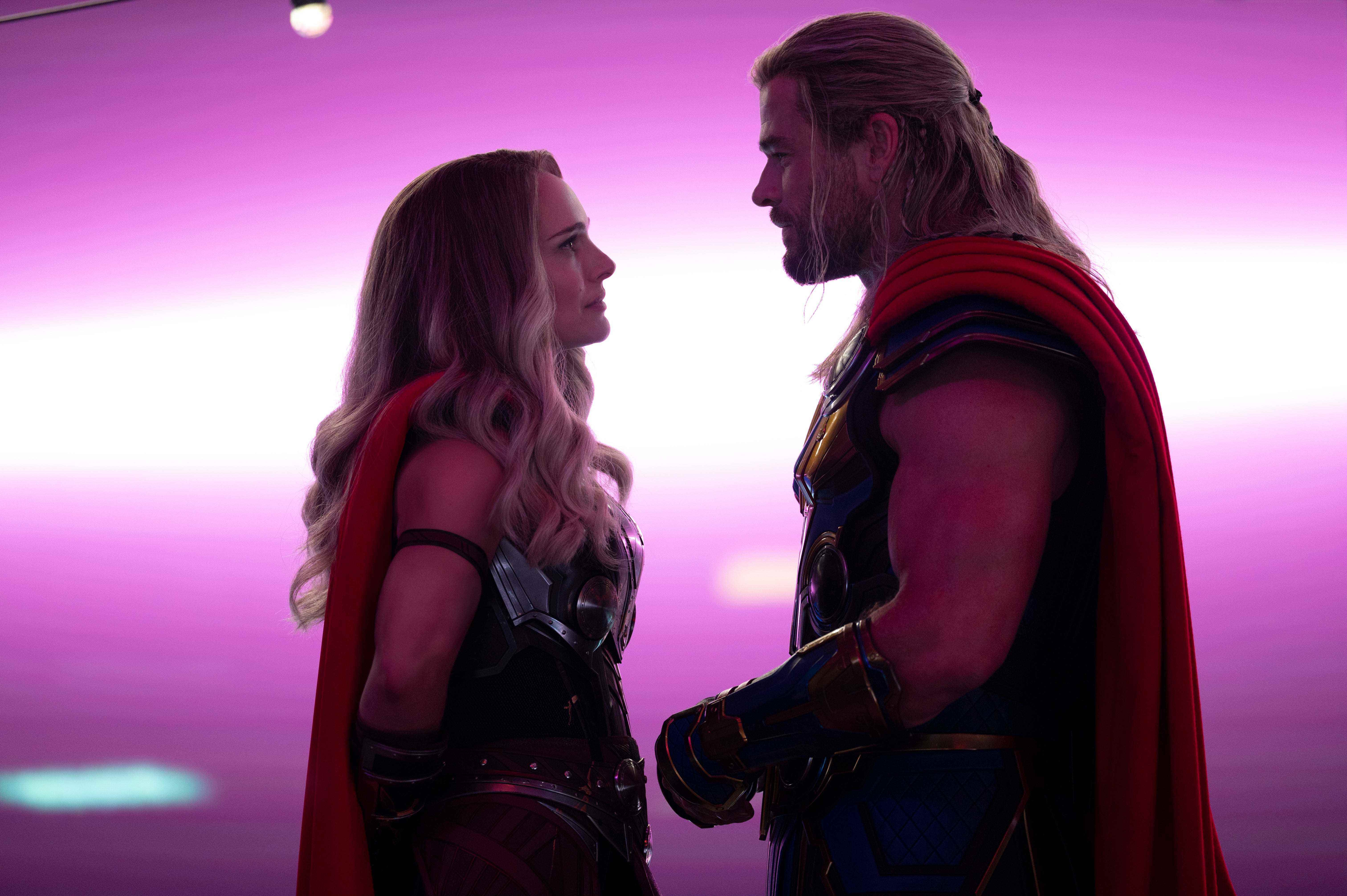 Natalie Portman und Chris Hemsworth in „Thor: Love and Thunder“.