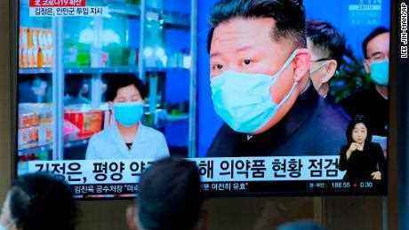 Menschen in Seoul, Südkorea, sehen sich am 16. Mai 2022 einen Fernsehnachrichtenbericht über den nordkoreanischen Führer Kim Jong Un und den Covid-Ausbruch seines Landes an. 