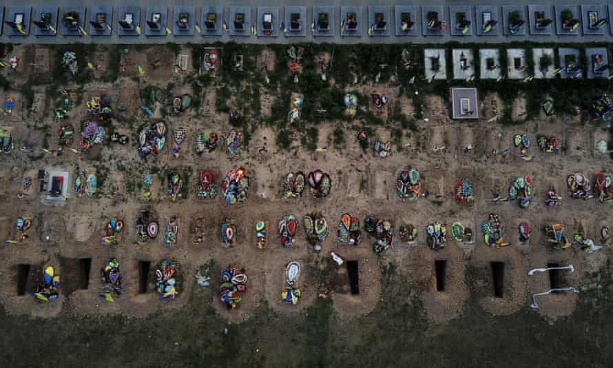 Frische Löcher, die vor neuen Beerdigungen gegraben wurden, befinden sich neben Dutzenden neuerer Gräber, die diejenigen enthalten, die als Militärangehörige, Feuerwehrleute und Polizisten in Charkiw, Ukraine, gedient haben.