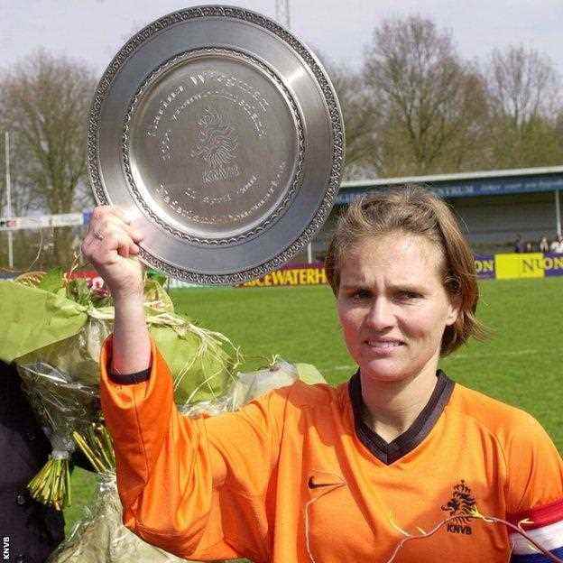 Sarina Wiegman hält einen Pokal in der Hand, als sie niederländische Kapitänin war