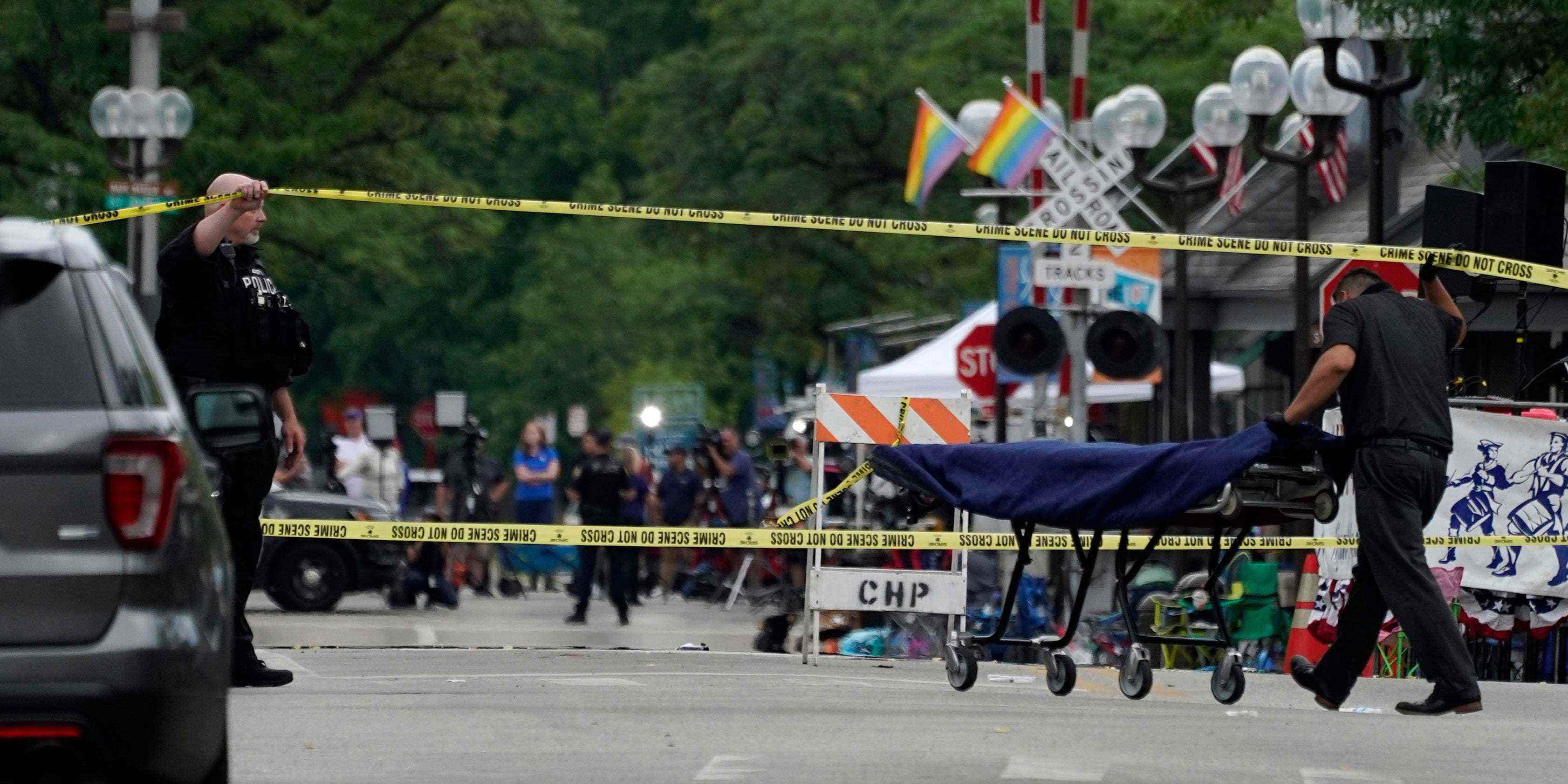 Eine Trage wird nach einer Massenerschießung bei der Highland Park Parade am 4. Juli in der Innenstadt von Highland Park, Illinois, gesehen.