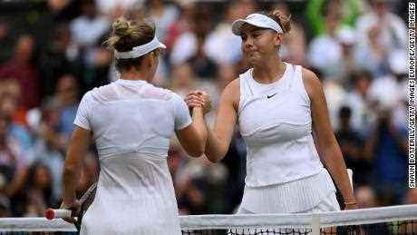 Anisimova (rechts) und Halep treffen sich im Wimbledon-Viertelfinale am Netz. 