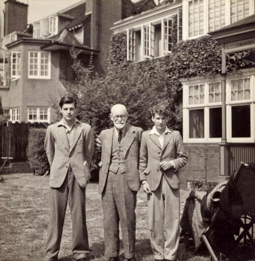Sigmund Freud in London, mit zwei seiner Enkel Anton Walter und Lucian, 1938 (s/w Foto) Maresfield Gardens mit seinen beiden Enkeln Anton Walter (g) und Lucian (d), 1938 (Freud hat Krebs in der linken Wange))