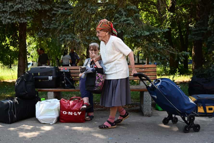 Einwohner der Stadt Slowjansk und benachbarter Städte warten am 6. Juli auf Busse, die in die Stadt Dnipro evakuiert werden.