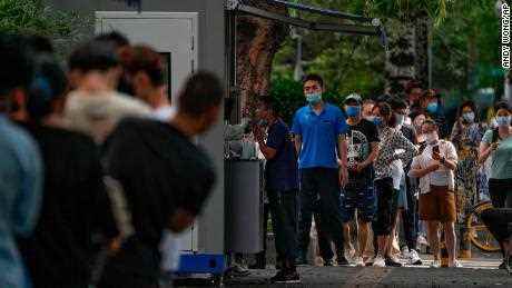 Einwohner stehen am 4. Juli an einem Teststandort in Peking Schlange, um einen Rachenabstrich zu bekommen.