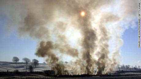 Während des MKS-Ausbruchs im Jahr 2001 brennen Rinder und Schafe auf einem Scheiterhaufen auf einer Farm in Lockerbie, Schottland.