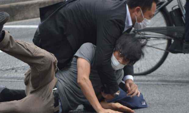 Der Mann, der verdächtigt wird, Shinzo Abe erschossen zu haben, wird von der Polizei der Yamato Saidaiji Station in Nara zu Boden geworfen.