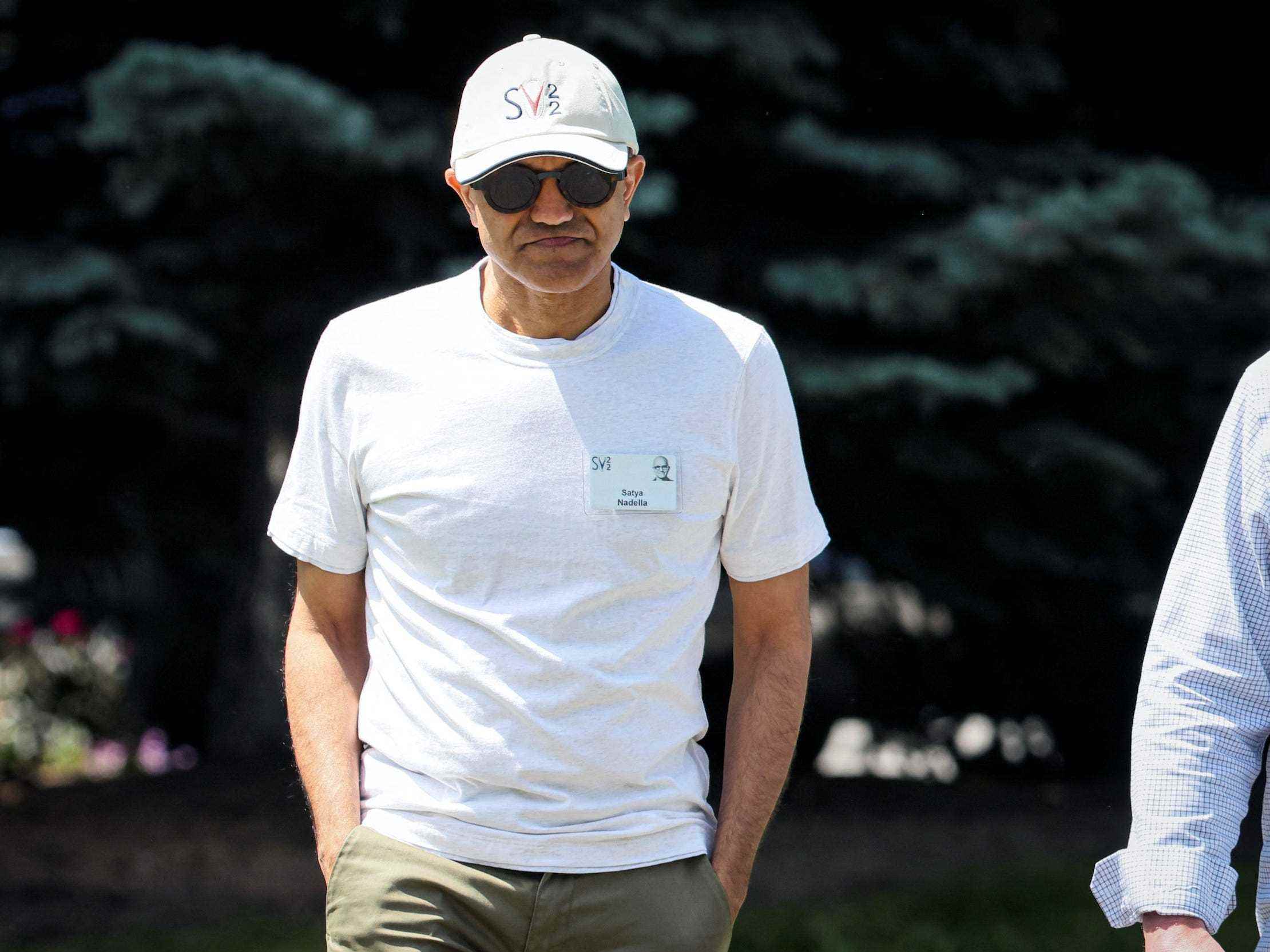 Satya Nadella mit Baseballkappe und Sonnenbrille geht bei der Sun Valley-Konferenz spazieren