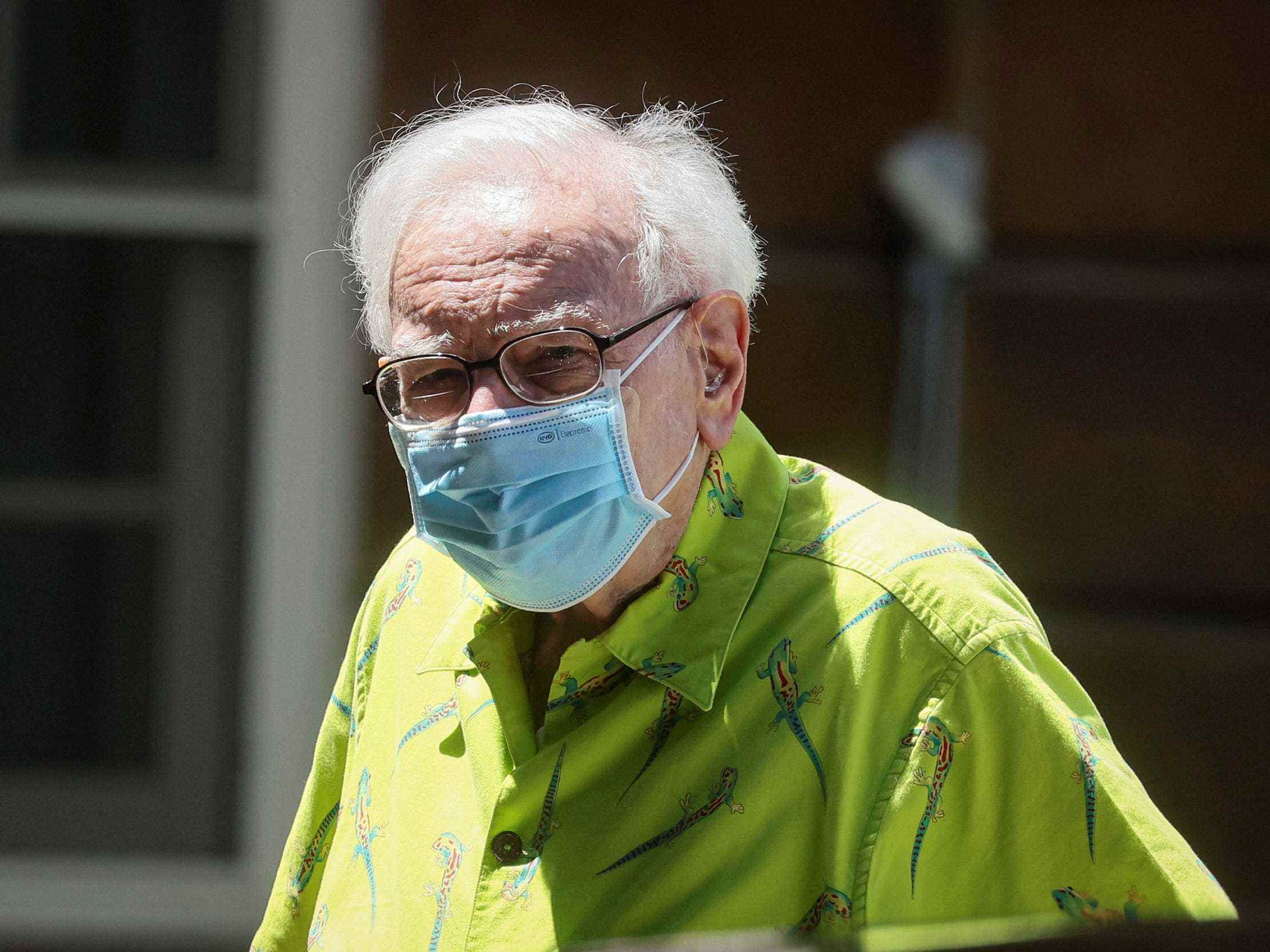 Warren Buffett mit Maske und grünem Hemd bei der Sun Valley-Konferenz