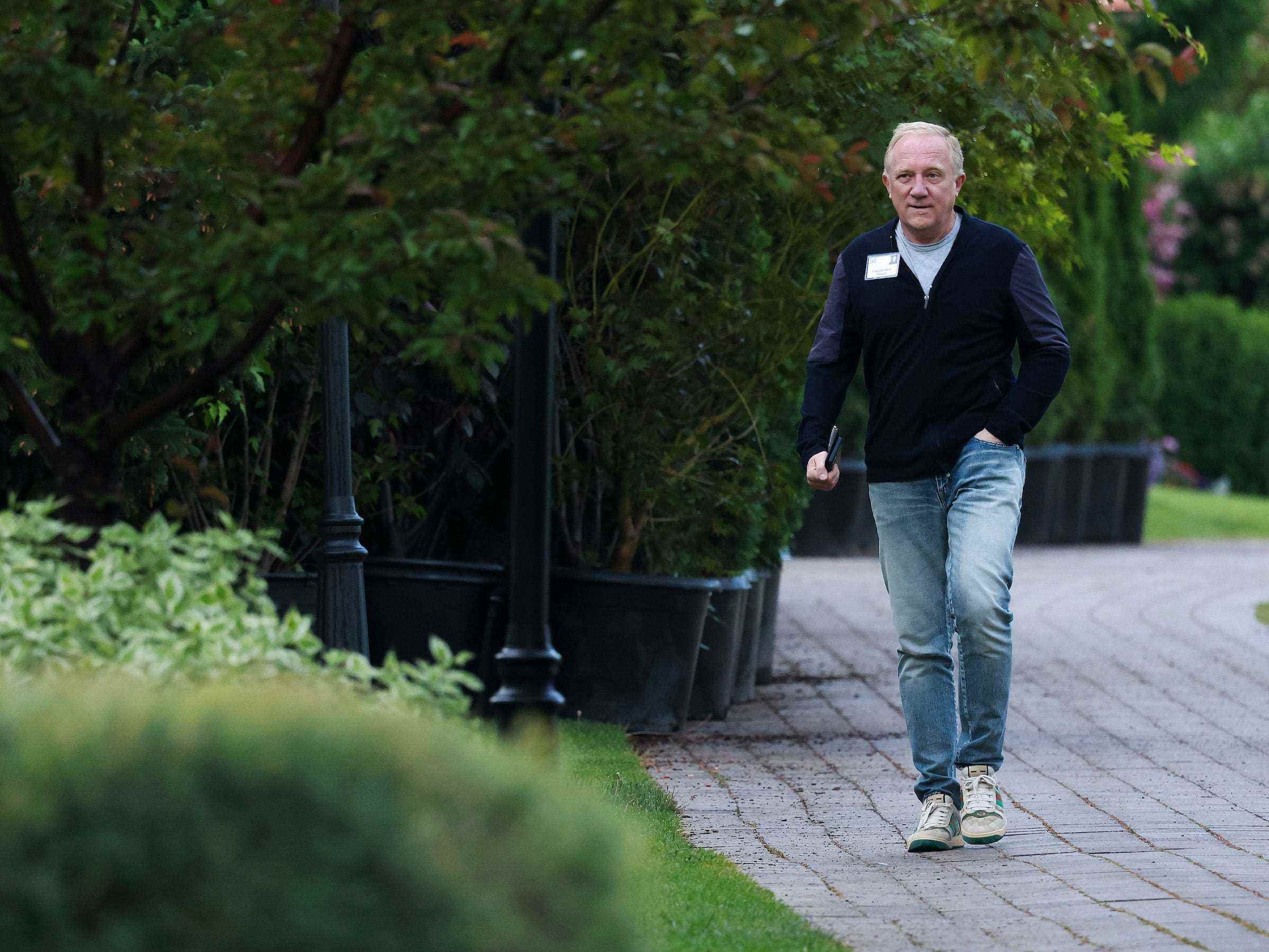 Francois-Henri Pinault, CEO von Kering, geht im Sun Valley Resort auf dem Bürgersteig spazieren