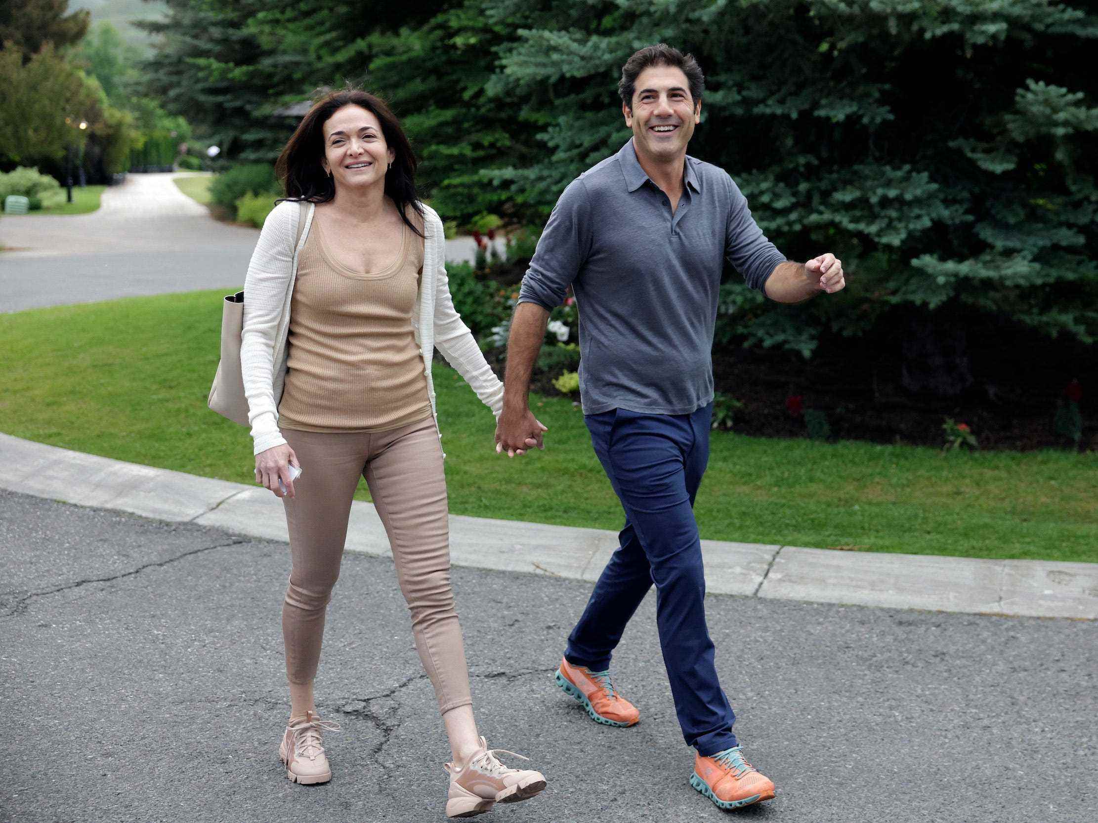 Meta COO Sheryl Sandberg hält Händchen mit ihrem Verlobten im Sun Valley