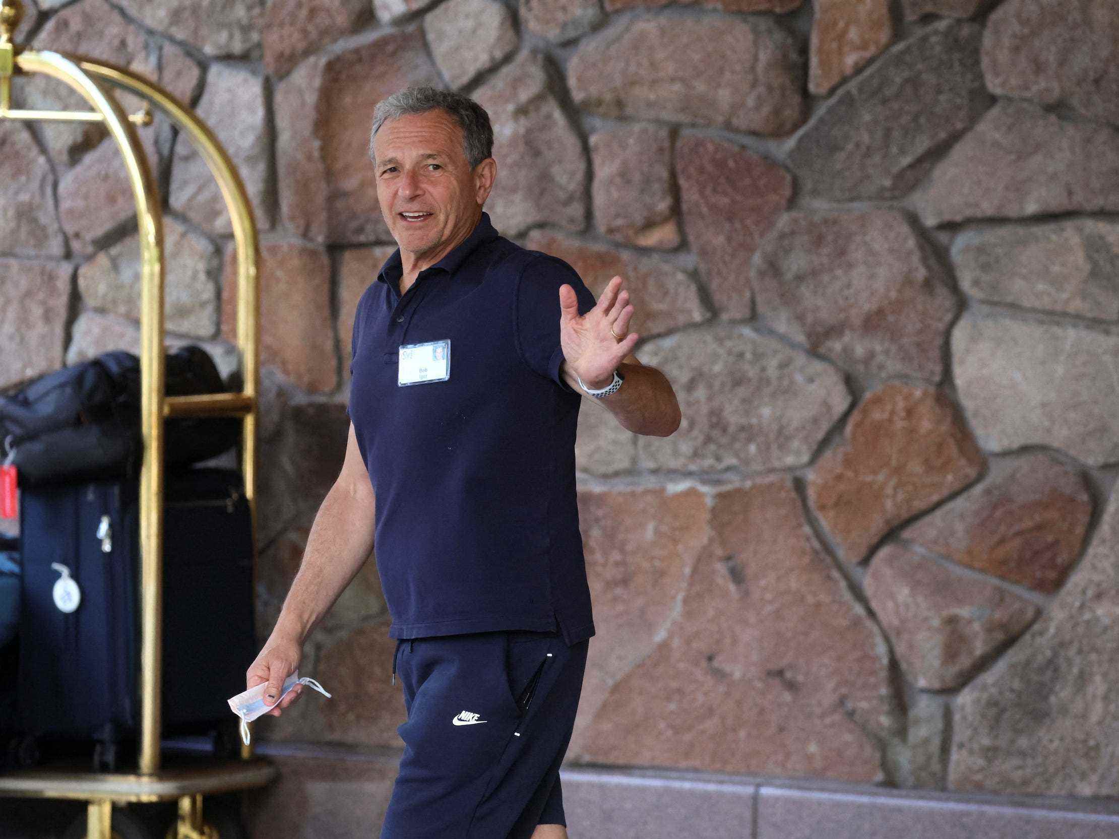 Der Disney-Vorsitzende Bob Iger winkt beim Gehen durch den Eingang der Sun Valley-Konferenz