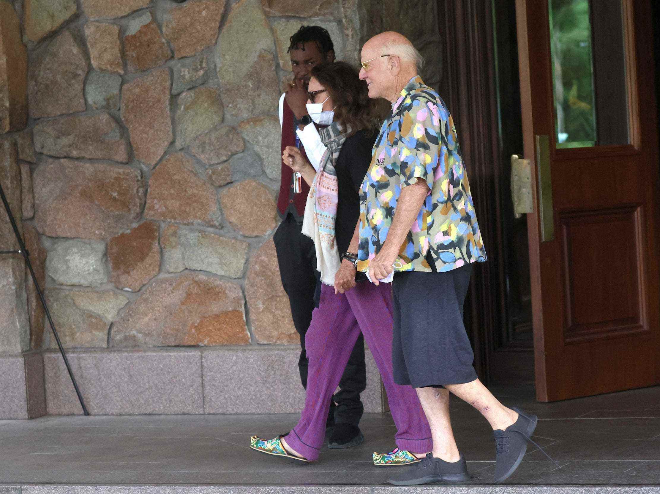 Der IAC-Vorsitzende Barry Diller und die Modedesignerin Diane von Furstenberg gehen auf der Sun Valley-Konferenz vor der Lodge spazieren
