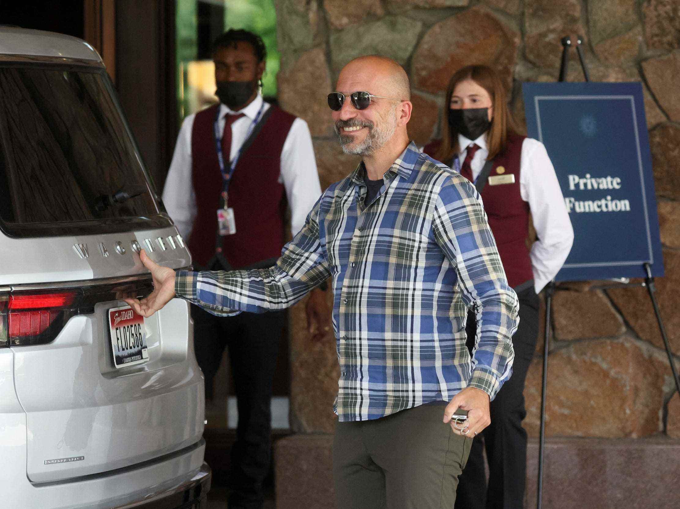 Uber-CEO Dara Khosrowshahi öffnet die Heckklappe des SUV vor der Sun Valley-Konferenz