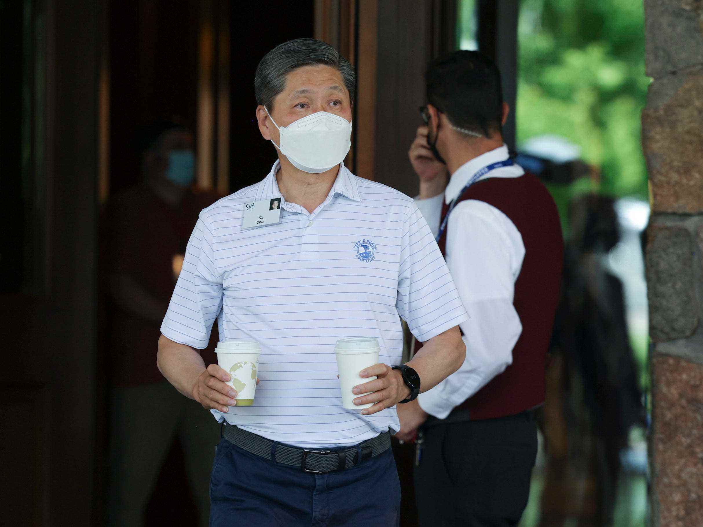 KS Choi, CEO von Samsung North America, hält zwei Kaffeetassen auf der Sun Valley-Konferenz