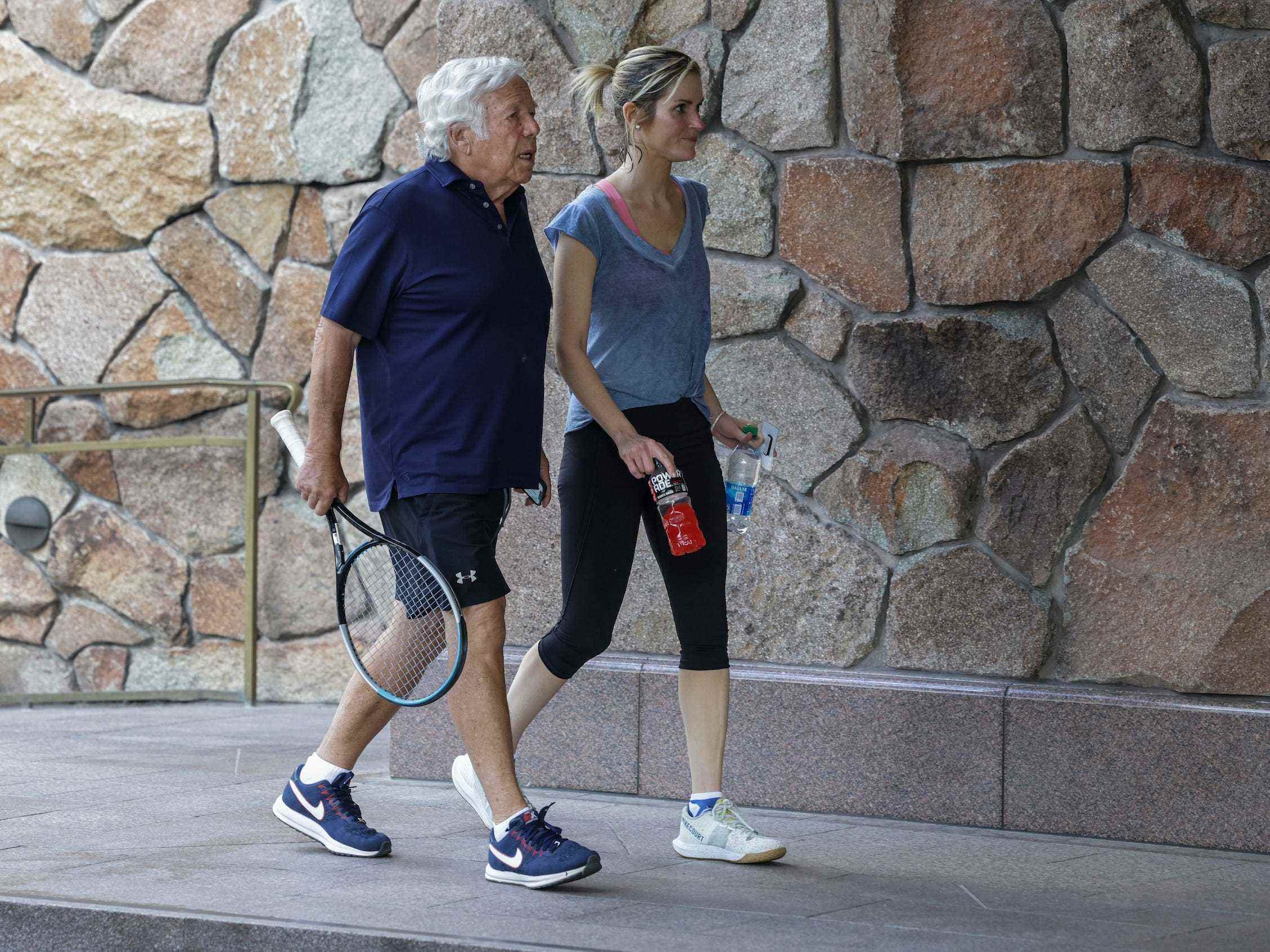 Robert Kraft hält Tennisschläger-Spaziergänge mit seiner Verlobten auf der Sun Valley-Konferenz