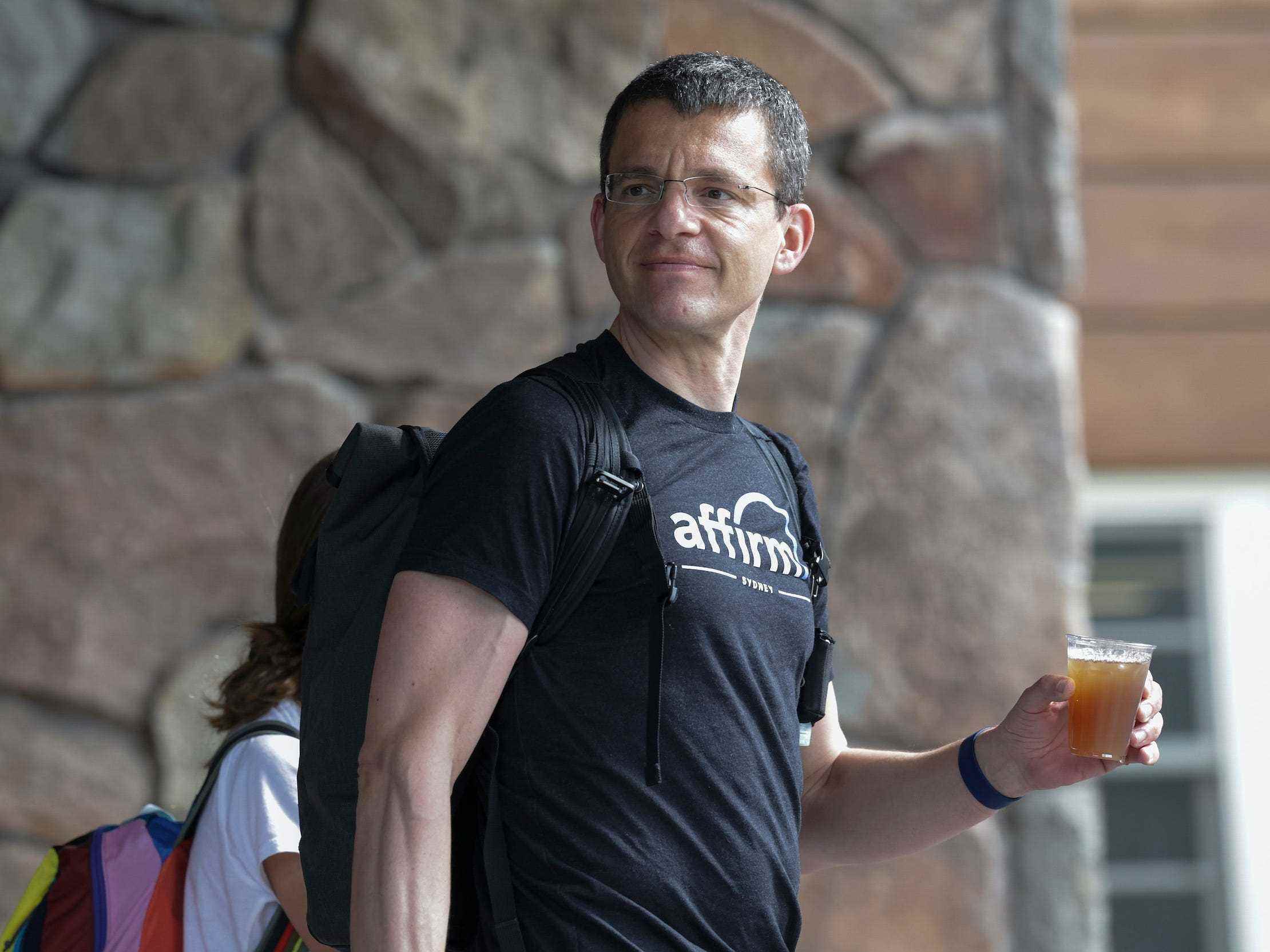 Max Levchin, CEO von Affirm, hält einen Drink vor der Sun Valley-Konferenz