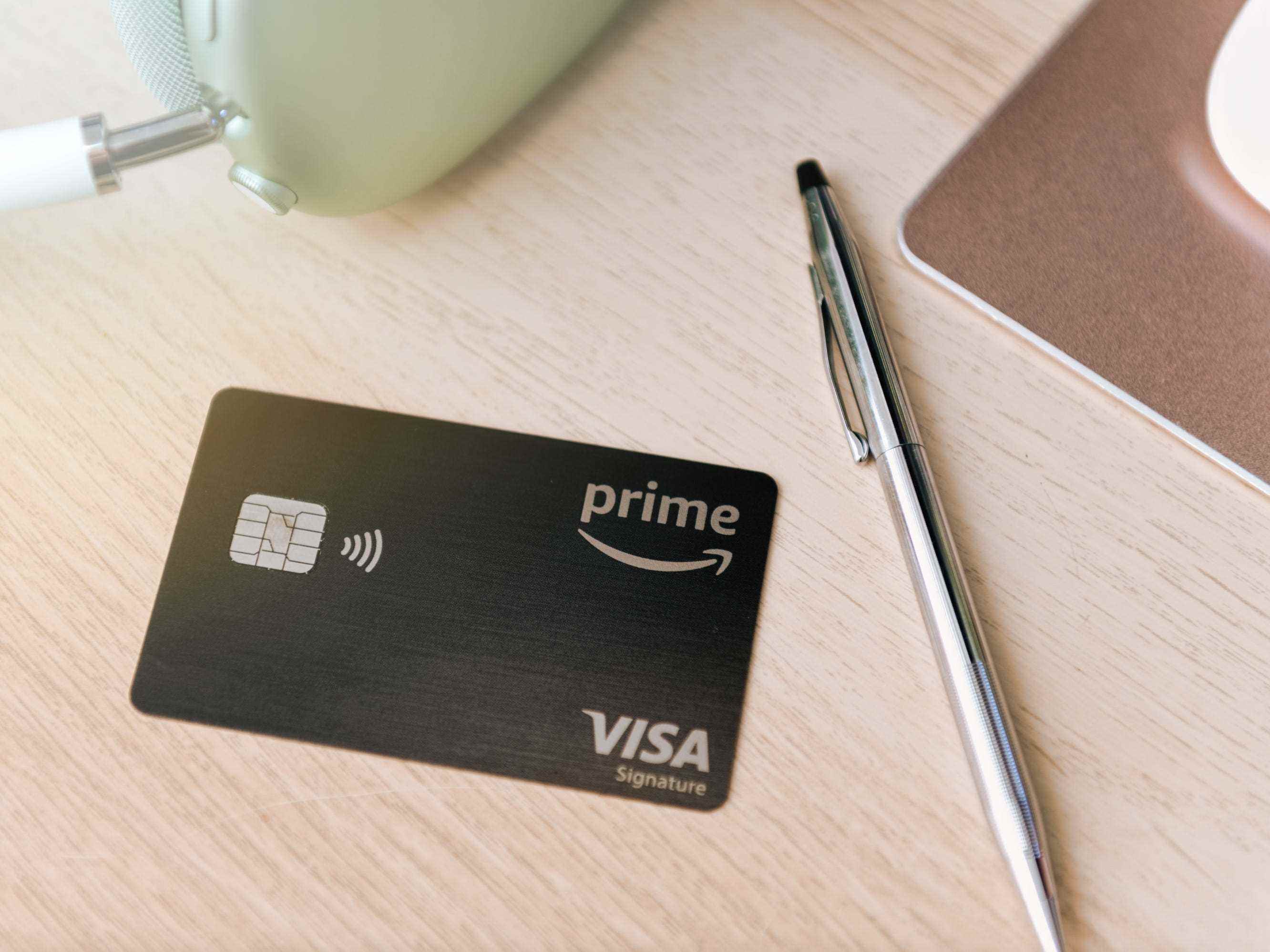 Eine Amazon Prime Rewards Visa Card, die auf einem Tisch liegt.