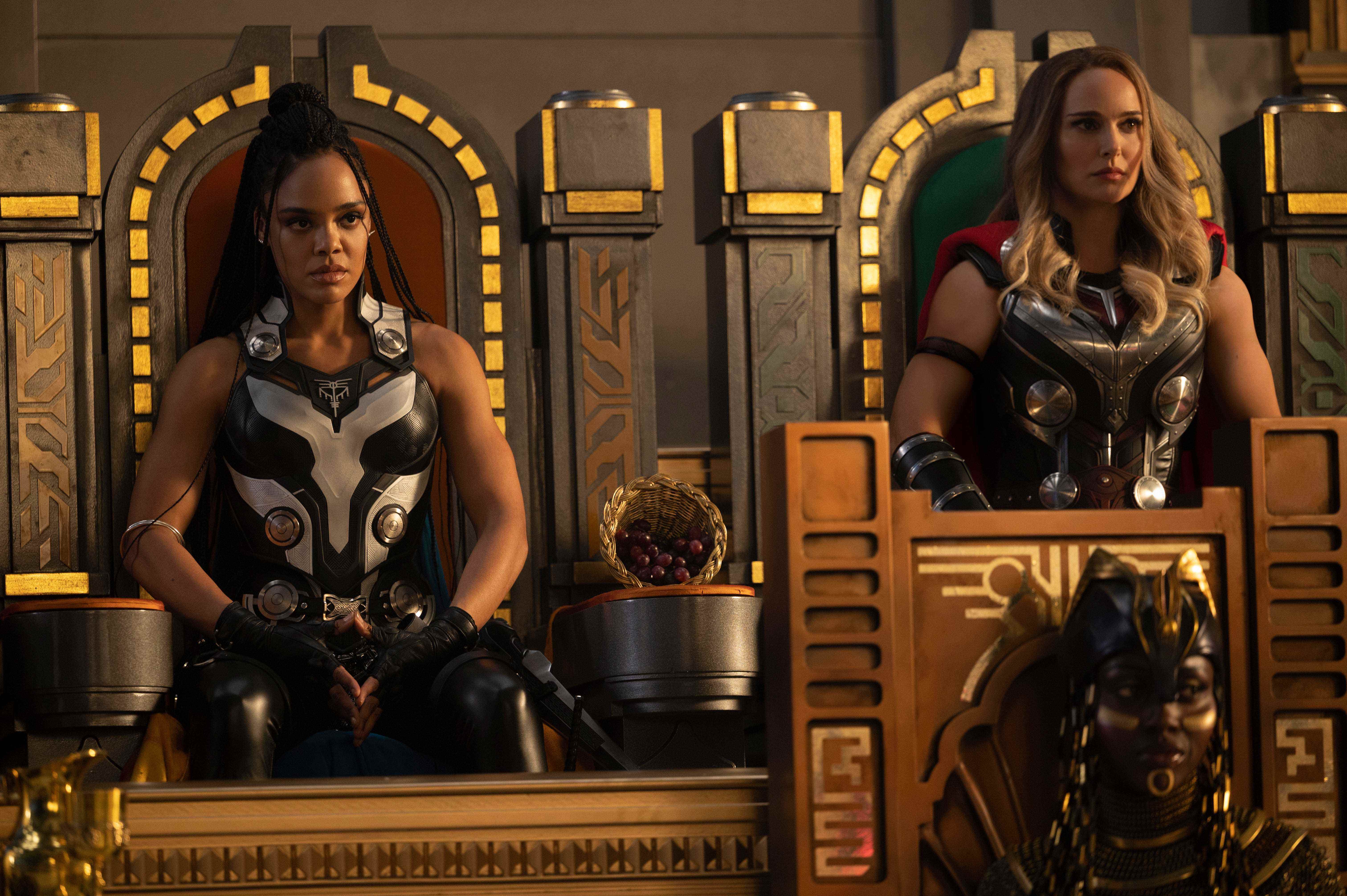 Tessa Thompson und Natalie Portman in Thor: Liebe und Donner