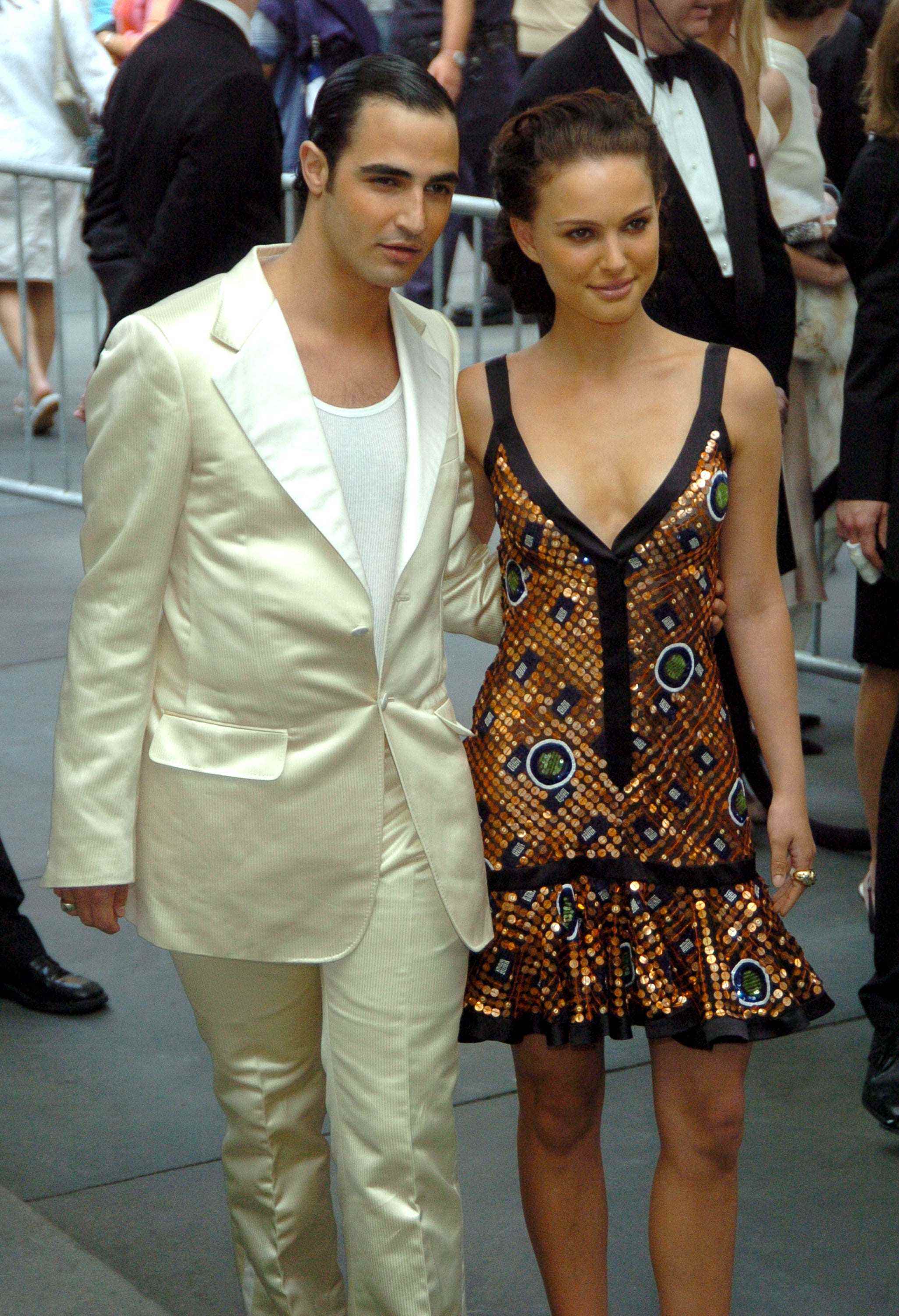 Zac Posen in einem weißen Anzug und Natalie Portman in einem metallischen und schwarzen Kleid