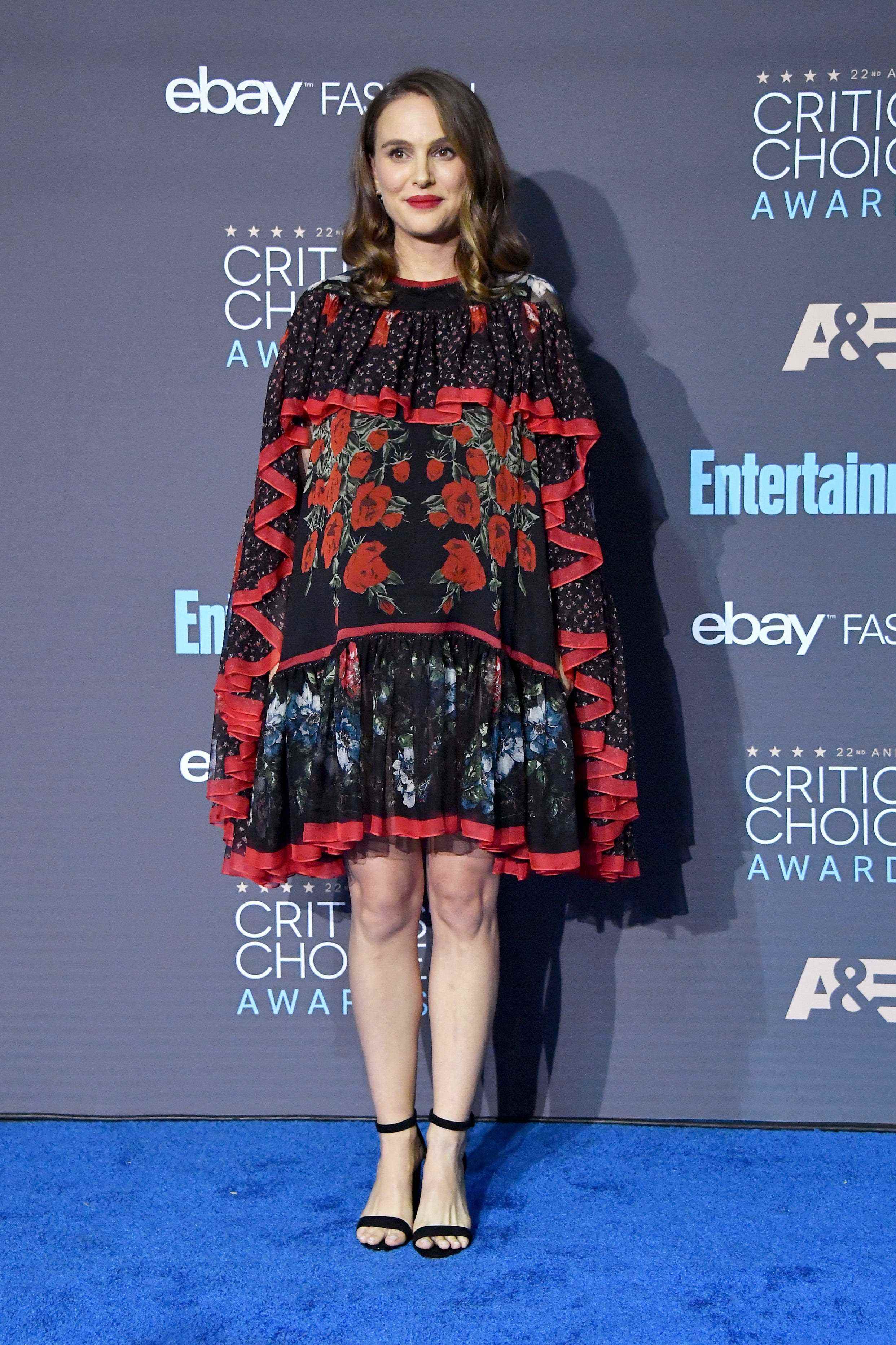 Natalie Portman in einem schwarz-roten Kleid auf einem blauen Teppich