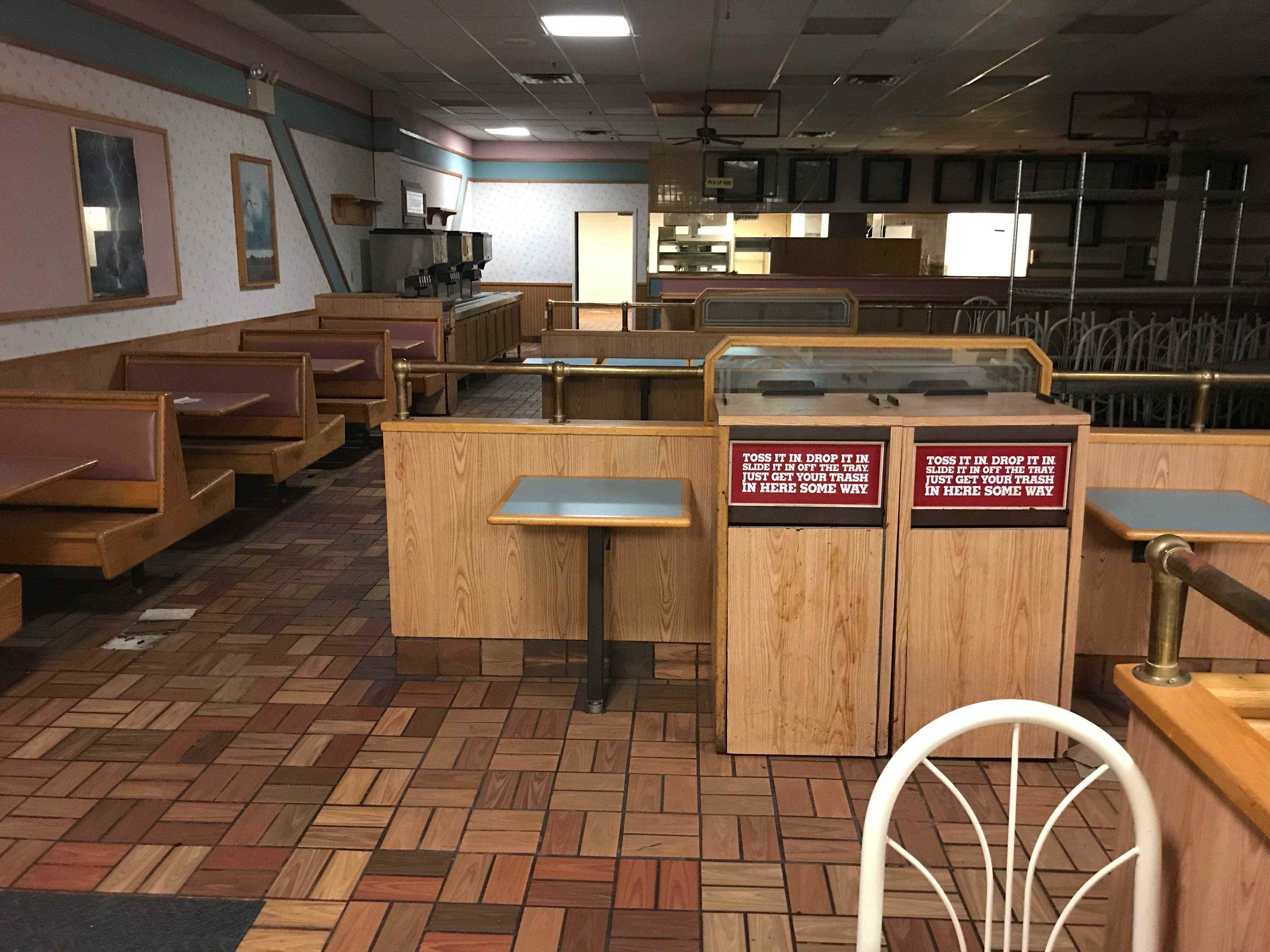 In einem verlassenen Burger King in der Concord Mall, Wilmington, Delaware