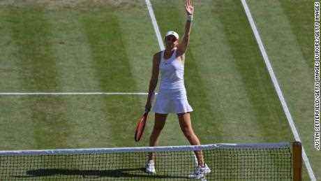 Rybakina feiert den Sieg über Jabeur und den Gewinn des Titels im Damen-Einzel in Wimbledon.