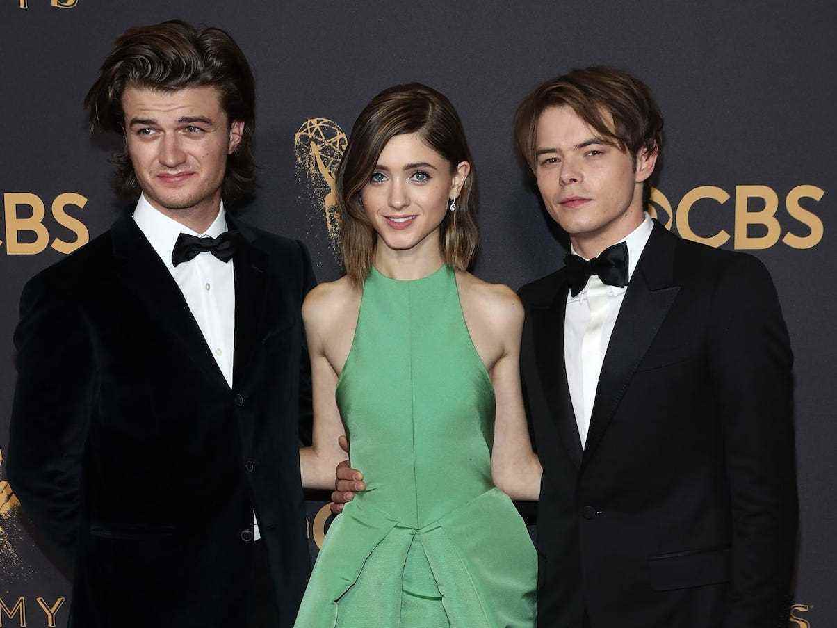 Joe Keery, Natalia Dyer und Charlie Heaton bei den Emmys am 17. September 2017.