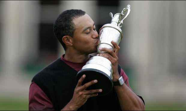 Tiger Woods küsst den Claret Jug, nachdem er 2005 in St. Andrews erneut siegreich war