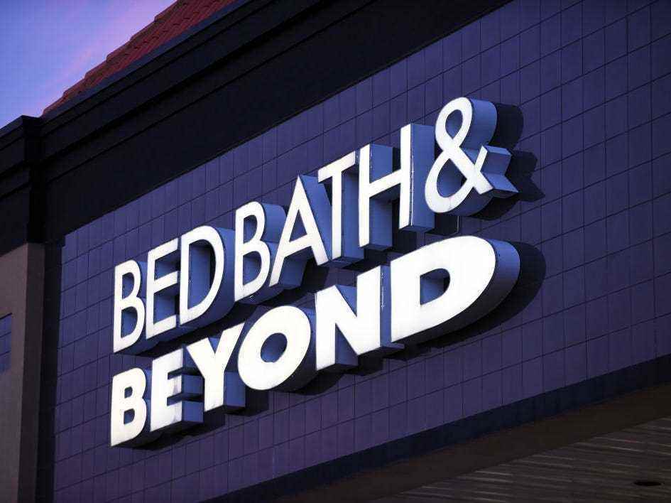 Ein Bettbad & darüber hinaus Schild an einem Geschäft.