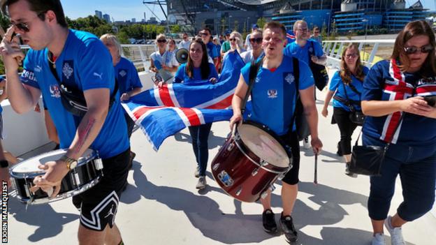 Hunderte isländischer Fans marschierten vom Stadtzentrum von Manchester zum Academy Stadium