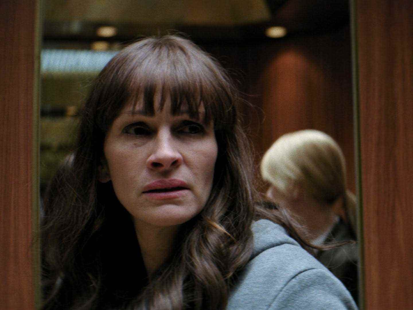 Jessica sieht in diesem Standbild aus dem Film „Secret in Their Eyes“ aus dem Jahr 2015 jemanden aus dem Off an.