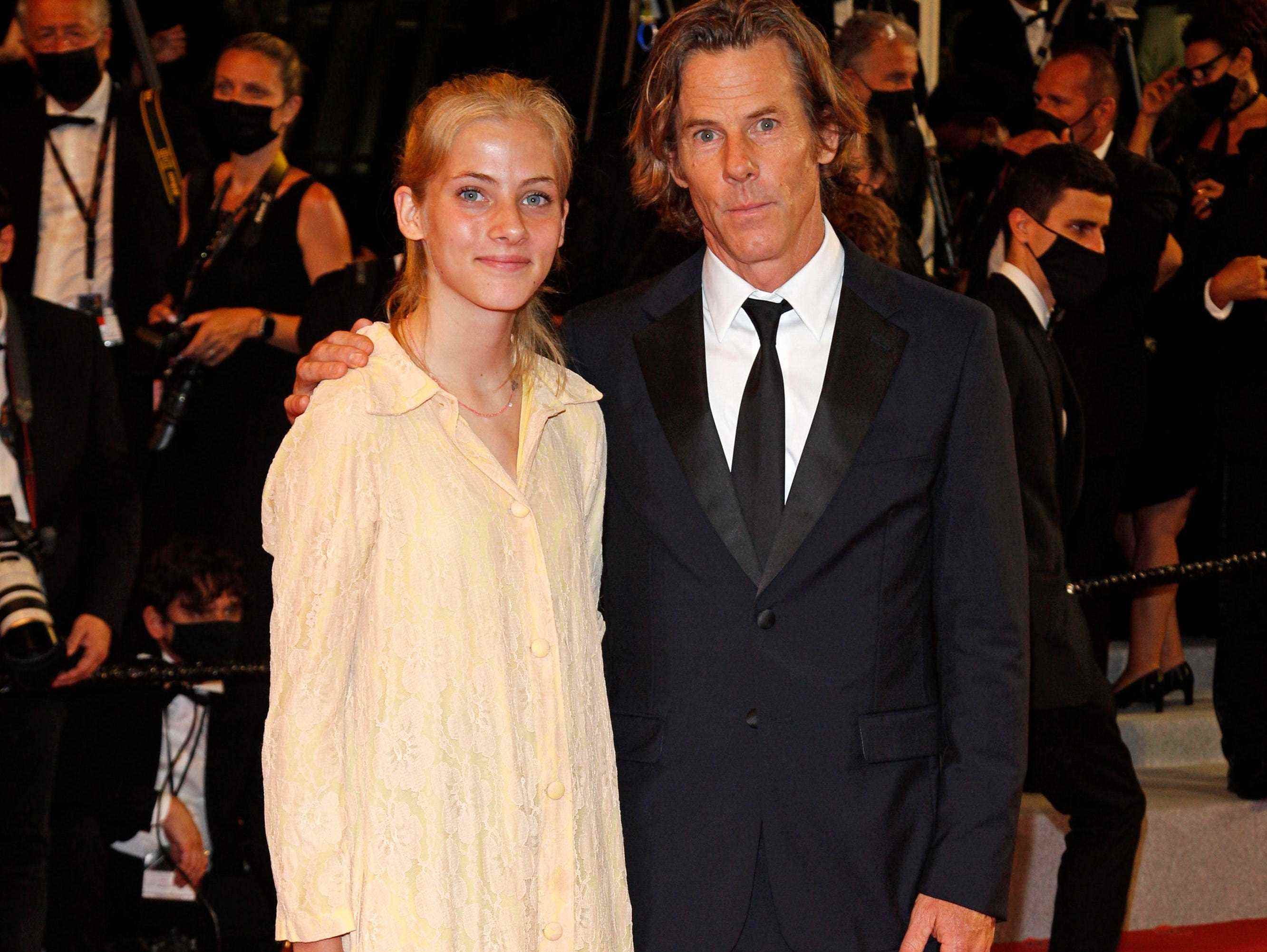 Hazel Moder posiert mit Vater Daniel Moder auf dem roten Teppich bei den Filmfestspielen von Cannes.