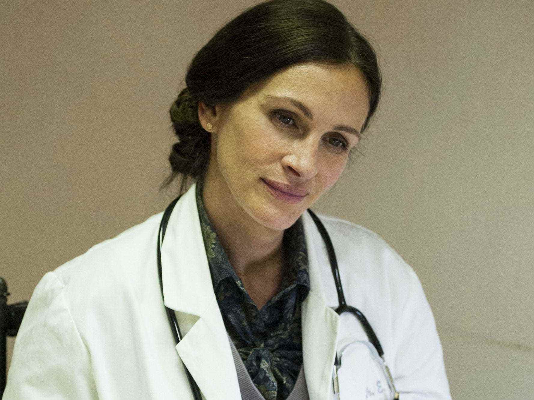 Dr. Emma Brookner lächelt in diesem Standbild aus der HBO-Serie „The Normal Heart“ jemanden aus dem Off an.