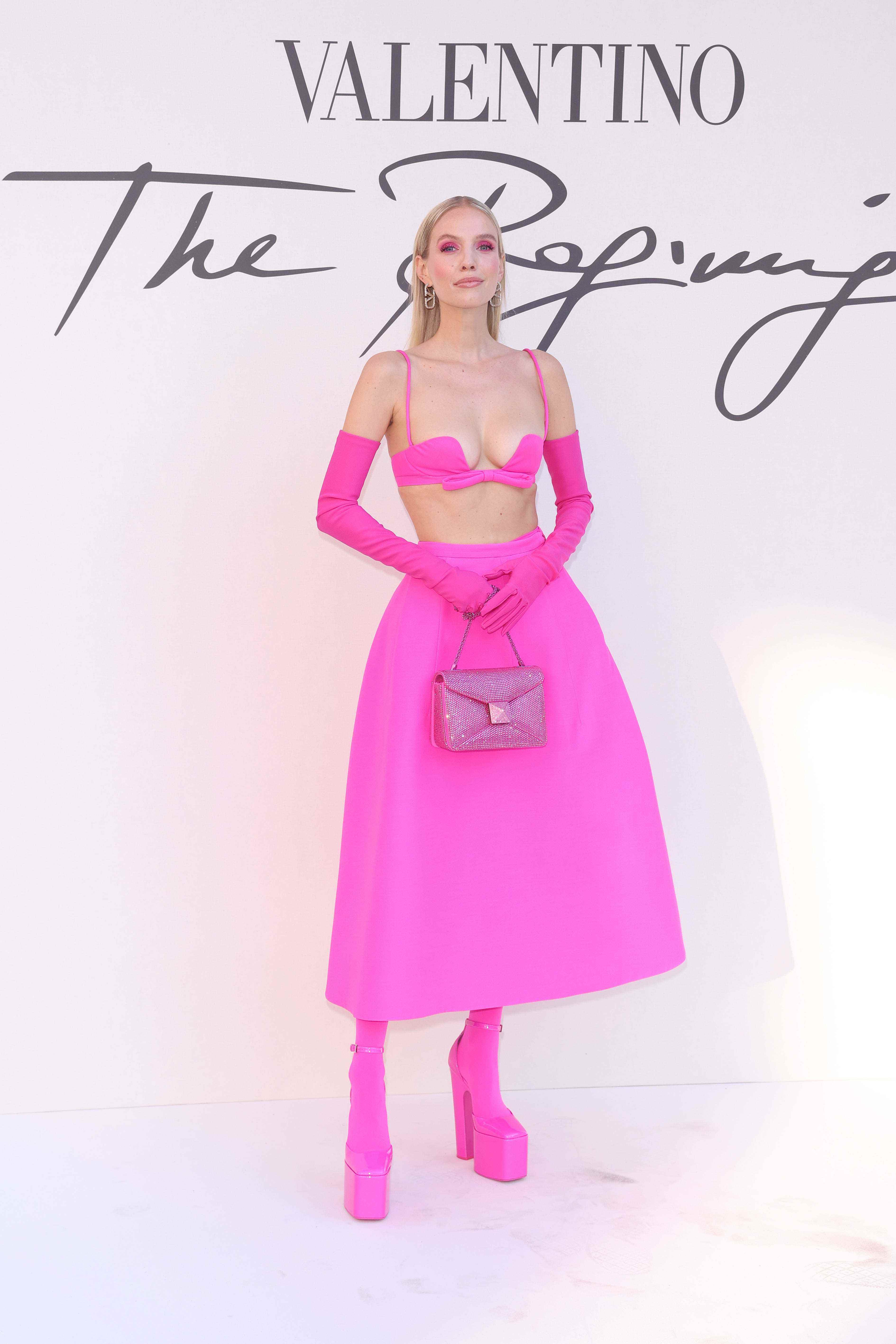 Leonie Hanne in Pink bei der Modenschau Valentino Haute Couture Herbst/Winter 22/23.