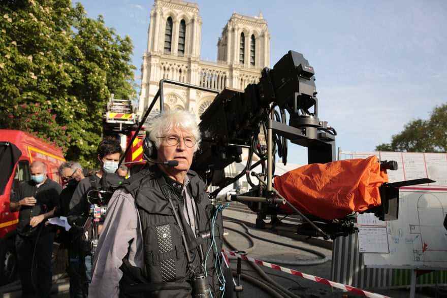„Wir haben einen internationalen Star, sehr schön und sehr berühmt“ … Annaud vor Notre Dame während der Dreharbeiten.