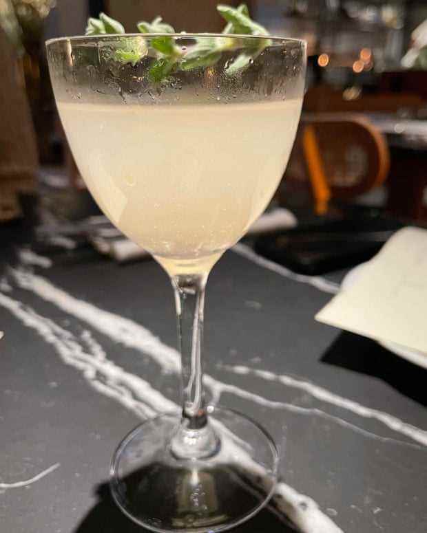 The real thing … ein Horiatiki Martini mit Oregano bei Firebird in Soho.