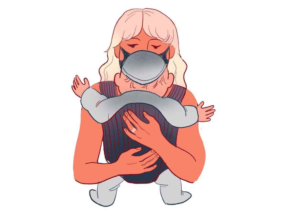Eine Mutter hält ihr Baby.  Die Mütze des Babys nimmt die Form der Maske der Mutter an.