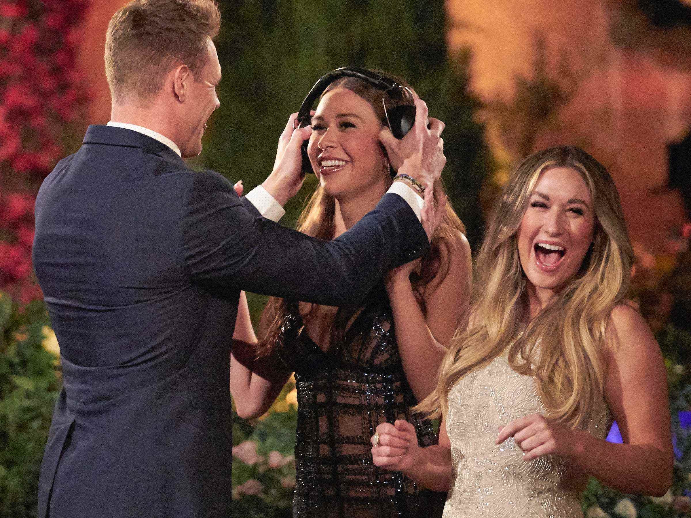 Jordan setzt Gabby Windey ein Paar geräuschunterdrückende Kopfhörer auf, während eine lächelnde Rachel Recchia in diesem Standbild von der Premiere der 19. Staffel von „The Bachelorette“ zuschaut.