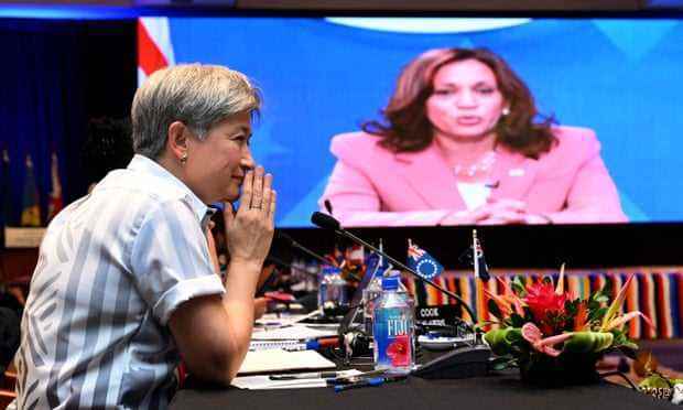 US-Vizepräsidentin Kamala Harris spricht per Videoverbindung vor dem Pacific Islands Forum, während Australiens Außenministerin Penny Wong zuhört