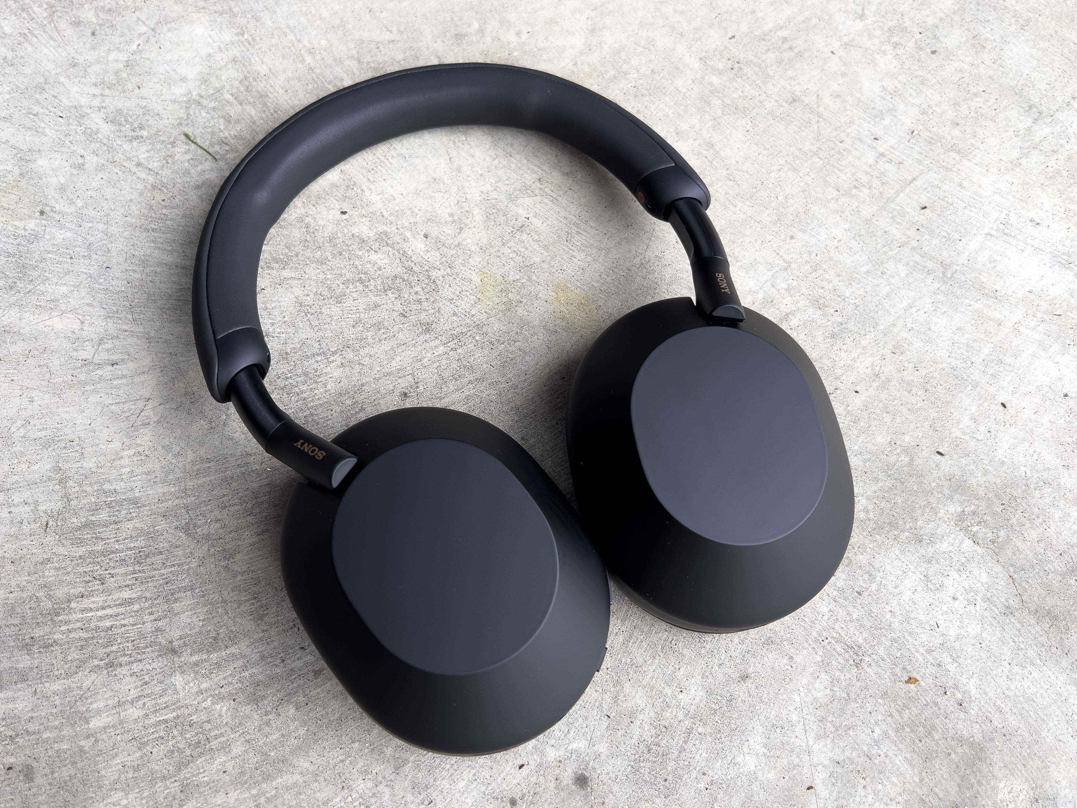Die schwarzen Kopfhörer WH-1000XM5 von Sony mit kabelloser Geräuschunterdrückung.