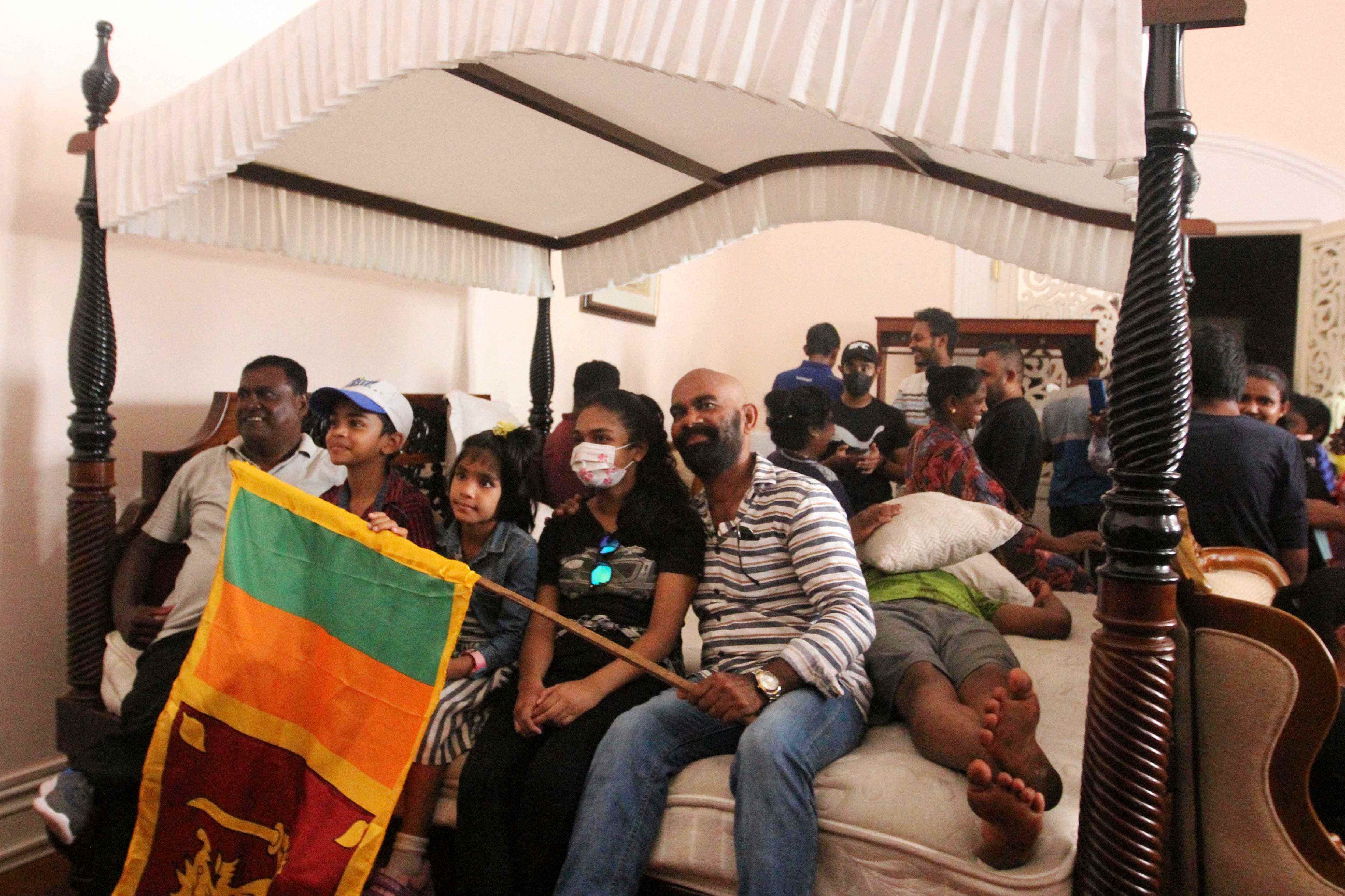 Menschen liegen im Amtssitz des srilankischen Präsidenten auf dem Bett