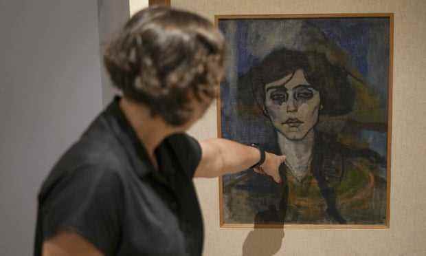 Inna Berkowits im Hecht-Museum der Universität Haifa vor Modiglianis Maud Abrantes, das auf der Rückseite einer Leinwand mit einem anderen Gemälde mit dem Titel Nude with a Hat gemalt ist