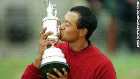 Tiger Woods küsst den Claret Jug, nachdem er die Open 2000 auf dem Old Course in St. Andrews gewonnen hat.