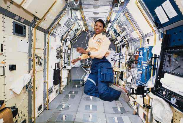Die erste schwarze Frau im Weltraum, Mae Jemison.