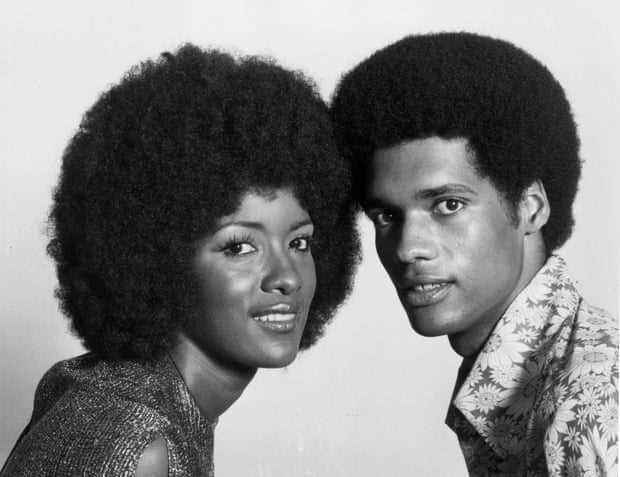 Ein Studioporträt eines afroamerikanischen Paares, aufgenommen Mitte der 1970er Jahre.