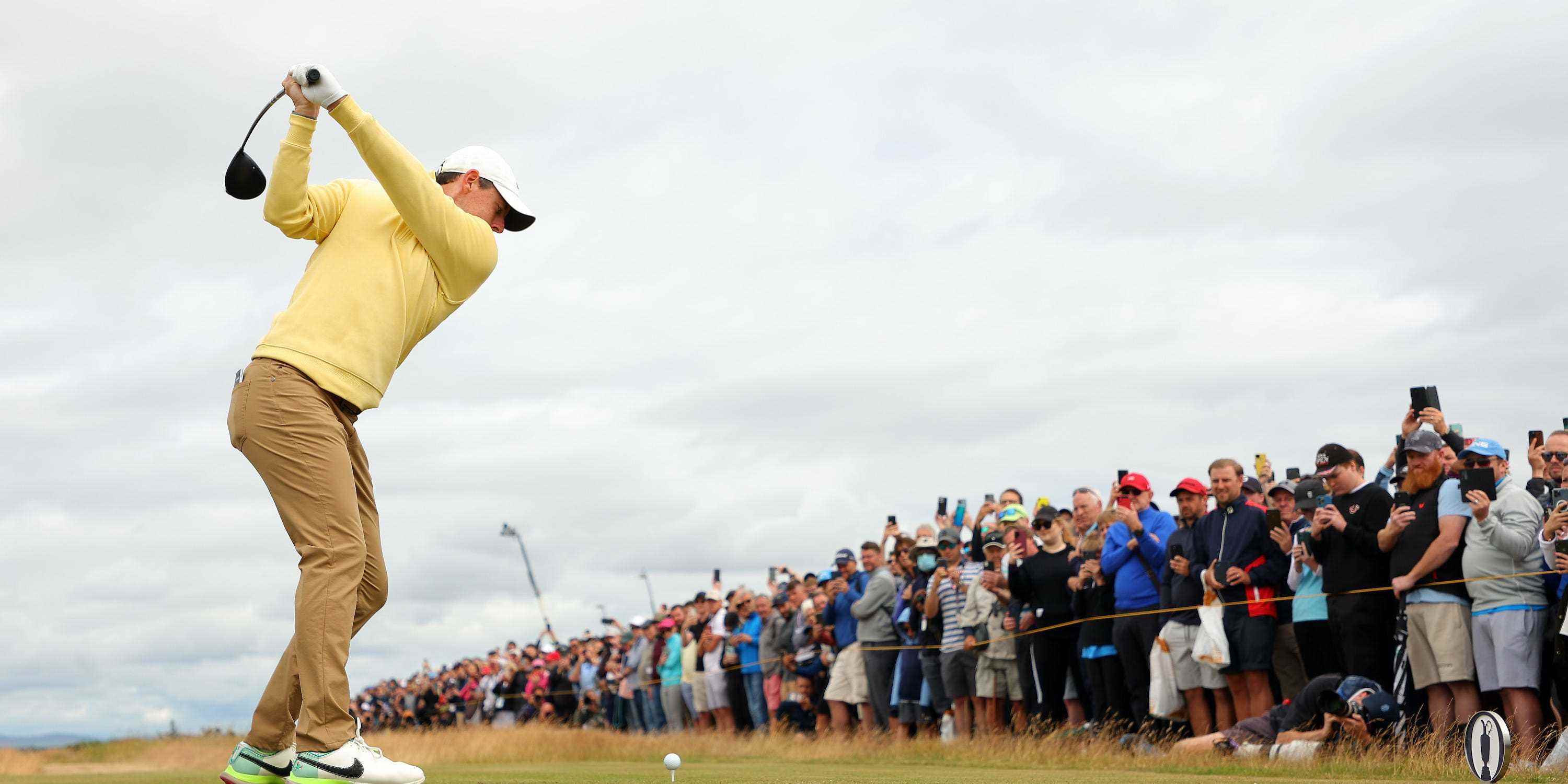 Golfer Rory McIlroy schlägt am 14. Juli 2022 bei der Open Championship in St. Andrews, Schottland, ab.