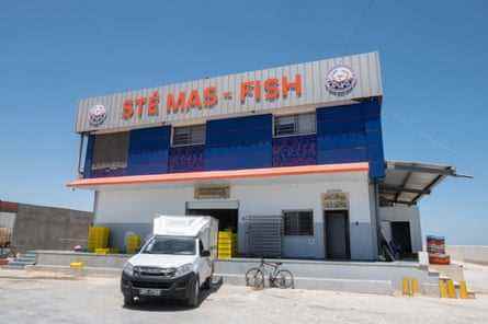 Ein Fischverarbeitungs- und Exportunternehmen auf den Kerkennah-Inseln mit einem davor geparkten Lieferwagen