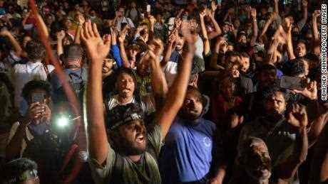 Die Menschen in Colombo, Sri Lanka, feiern den Rücktritt von Präsident Gotabaya Rajapaksa am 14. Juli.